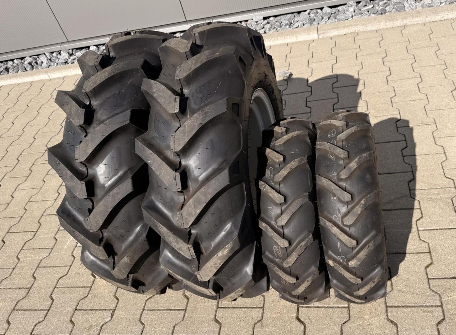 LS Tractor Ackerstollenbereifung VR 6 – 12, HR 9,5 – 16 4PR f. XJ25