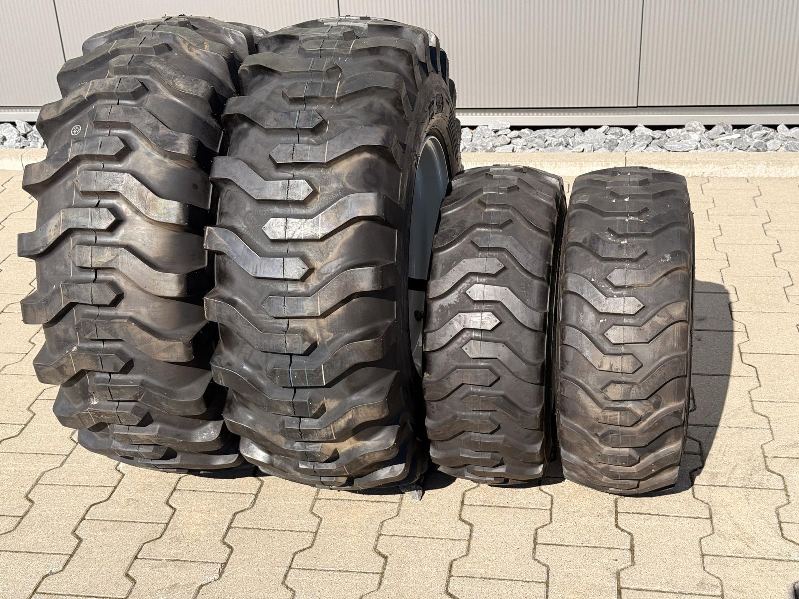 LS Tractor Industriebereifung VR 23 x 8,5 – 12, HR 12 – 16,5 6PR f. XJ25