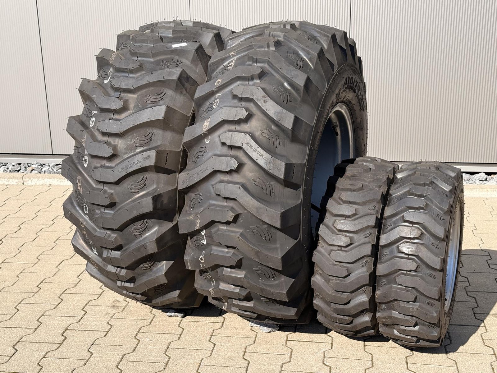 LS Tractor Kommunalbereifung VR 200/70R16, HR 300/80R24 f. MT3.35/ MT3.60